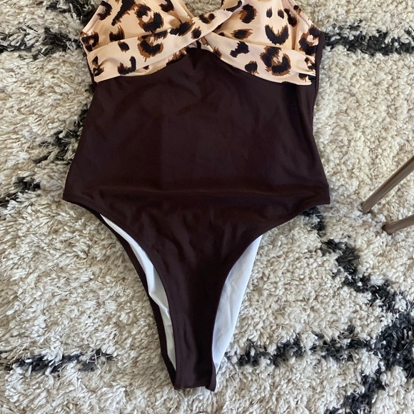 Cupshe leopard swimsuit - Picture 4 of 7